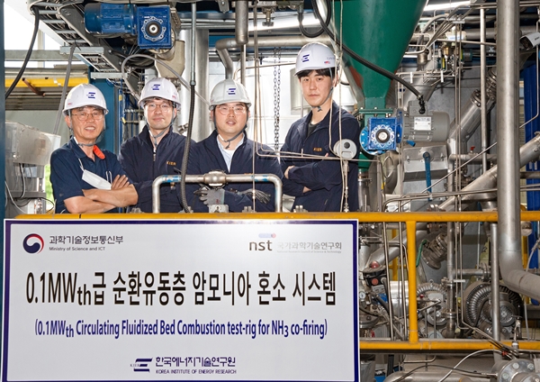 순환유동층 연소에서 암모니아 혼소 운전기술을 국내 최초로 확보한 에너지연 연구진(왼쪽부터 조성호 박사, 박성진 기술원, 문태영 박사, 김성주 박사)