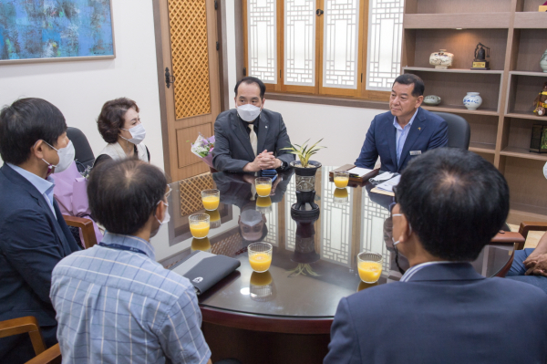 도시재생 지역연계수업 지도교수 감사패 수여 모습