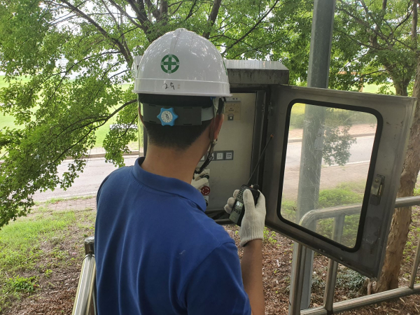 대전하수처리장 근무자가 비상차단게이트 작동훈련을 하고 있다.