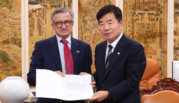 김진표 국회의장은 13일 의장집무실에서 우크라이나 의회 방한단을 접견했다.