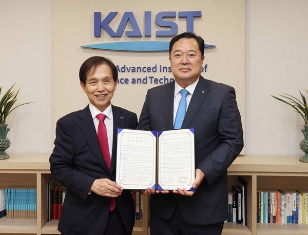 KAIST-생명연 합성생물학 연구 및 바이오파운드리 공동 구축을 위한 업무 협약식. 왼쪽부터 KAIST 이광형 총장, 생명연 김장성 원장