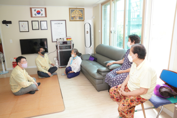 신동헌 천안시 부시장이 15일 경로당 방문해 어르신들 건강과 안전관리를 당부하고 있다.