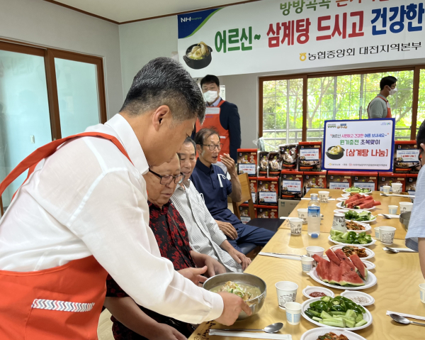15일 서구 산직동 마을을 찾아 초복맞이 나눔행사 모습