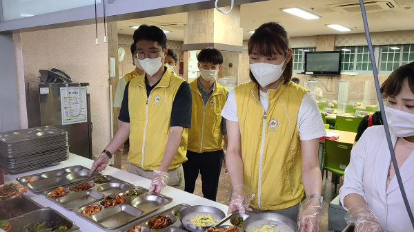 서부발전 직원들이 배식 봉사를 하는 모습