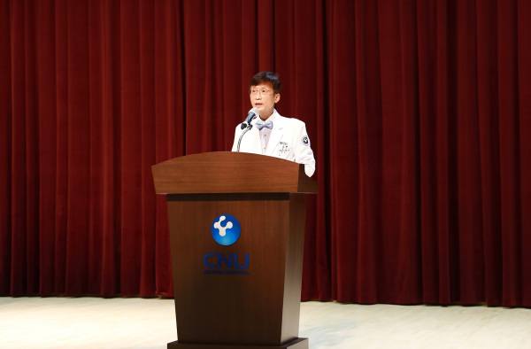 세종충남대학교병원 신현대 원장이 개원 2주년 기념사하는 모습
