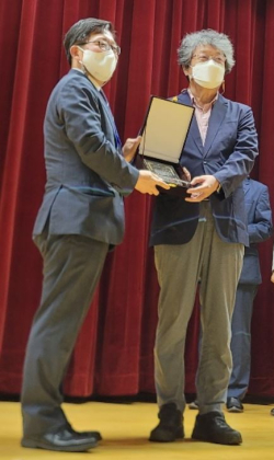 한국콘텐츠학회 ‘2022 종합학술대회’에서 학술상을 수상한 조인준 교수(오른쪽)