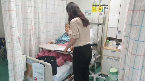 지난 11일 한 병원에서 담당 공무원이 기초생활보장 수급자 신청을 받는 모습