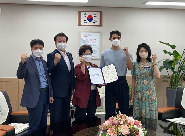 대전동부교육지원청 ‘운동부 진로멘토·인권지킴이’에 위촉된 대전하나시티즌 조유민 선수(오른쪽 두번째)