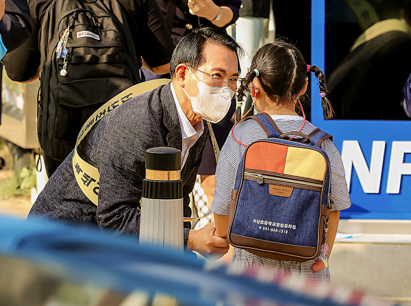 19일 이완섭 서산시장이 서산초등학교 주변에서 교통안전 캠페인을 하는 모습