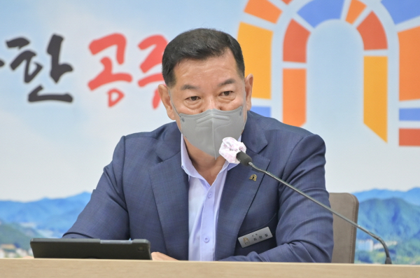 공주시 주간업무계획보고회 주재중인 최원철 시장 모습