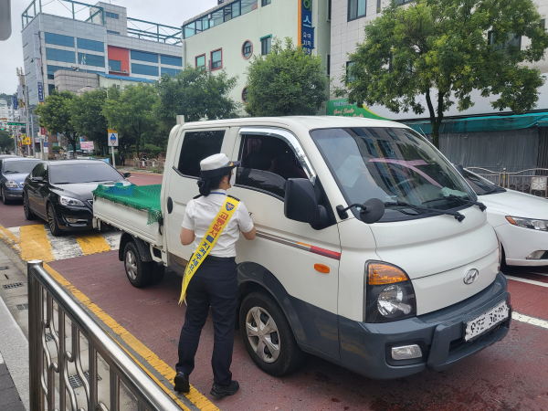 둔산경찰서 교통안전계는 19일 월평초 앞에서 어린이보호구역 일시정지 캠페인을 펼쳤다.