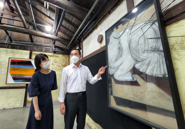 소제동 상상바캉스 展 관람하는 박희조 동구청장(관사 17호)