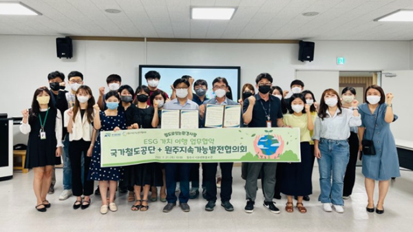 21일 원주지속가능발전협의회와 ‘ESG 가치 이행 업무협약’체결  * 가운데에서 왼쪽 고상백 원주지속가능발전협의회 대표, 오른쪽 양인동 강원본부장