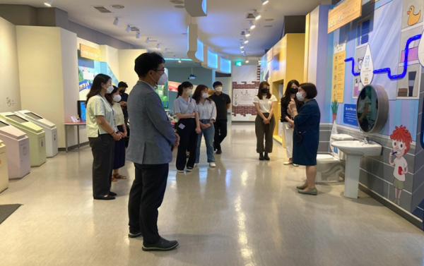 강원본부 청정수호대 직원들이 21일 기후변화홍보관을 견학하며 일상 속 탄소중립 실천 방법에 대한 설명을 듣고 있다.