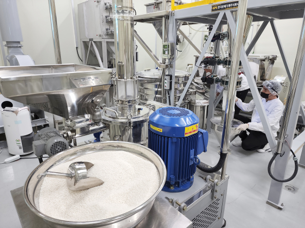 서산시농산물공동가공센터에서 기류식 쌀분쇄 설비로 테스트용 쌀가루를 생산하고 있다.