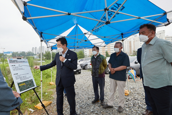 신창면 남성지구 실내체육관 건립 현장 방문 장면