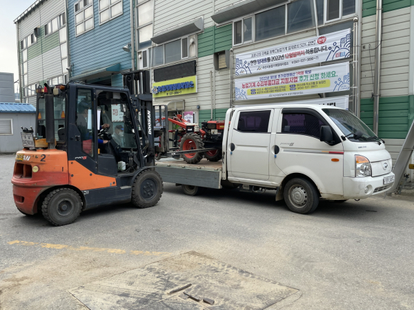 임대농업기계 배송지원 장면