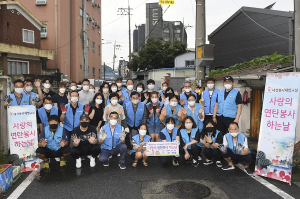 24일 문창동 일원에서 진행한 ‘사랑의 연탄’ 봉사활동 모습