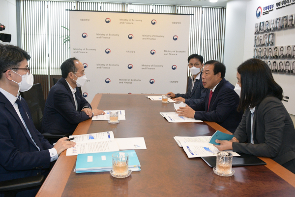 25일 정부세종청사를 찾아 추경호 부총리 겸 기획재정부장관과 간담회 진행 모습