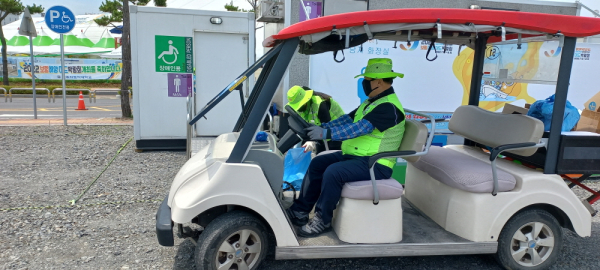 환경미화원이 분리수거함을 정리한후 다른 곳으로 이동할 채비를 하고 있다.