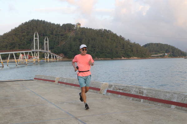 코리아둘레길 62일차(강진만해안로) 47.2km 를 뛰고 있는 맥키스컴퍼니 조웅래 회장_7월22일