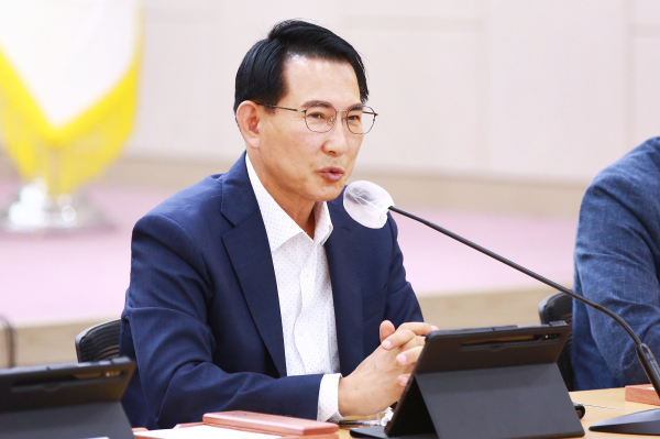 이완섭 서산시장이 25일 시청 대회의실에서 열린 확대간부회의를 주재하는 모
