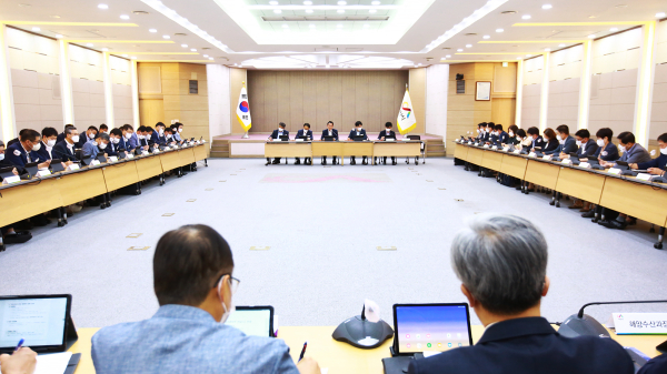 이완섭 서산시장이 25일 시청 대회의실에서 열린 확대간부회의를 주재하는 모습
