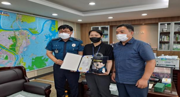 신탄진농협, 대덕경찰서로부터 보이스피싱 피해 예방 감사장 수여 모습