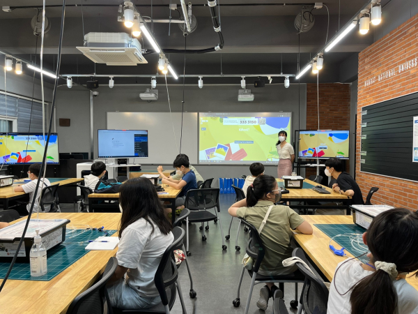 ‘제2회 상상이상 스마트팩토리 캠프’에서 산업경영공학과 백수정교수가 로봇 제작에 대한 강의 진행 모습