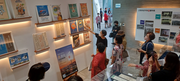 '2022년 여성 정치참여 연수' 150여점의 선거사료와 기록사진 관람