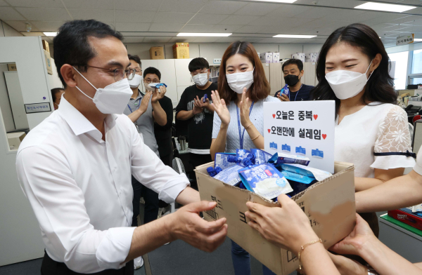 박희조 동구청장(가운데)이 26일 중복을 맞아 직원들에게 아이스크림을 나눠주며 소통의 시간을 가졌다