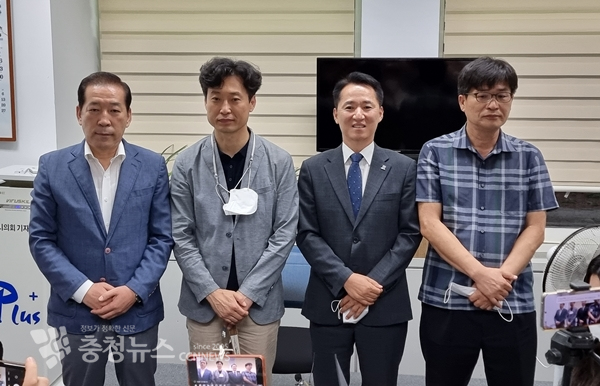 권중순 전 대전시의회 의장(오른쪽 두번째)과 허광윤 대전주민자치연구소장(왼쪽 두번째)이 더불어민주당 대전시당위원장 출마를 선언했다.