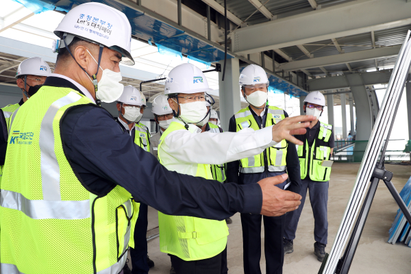 김한영 이사장(앞줄 왼쪽 2번째)이 27일 서해선 복선전철 104역사 건설현장을 찾아 폭염대비 안전대책 이행실태를 점검하고 있다.