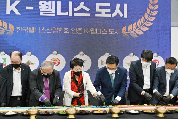 ‘K-웰니스 푸드 앤 투어리즘 페어’ 참석 현장 사진 * 김춘진 한국농수산식품유통공사 사장(우측 세번째), 김미자 (사)한국웰니스산업협회 회장(좌측 세 번째), 노관규 순천시장(우측 두 번째)