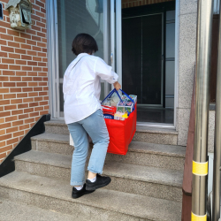 식료품 지원 모습