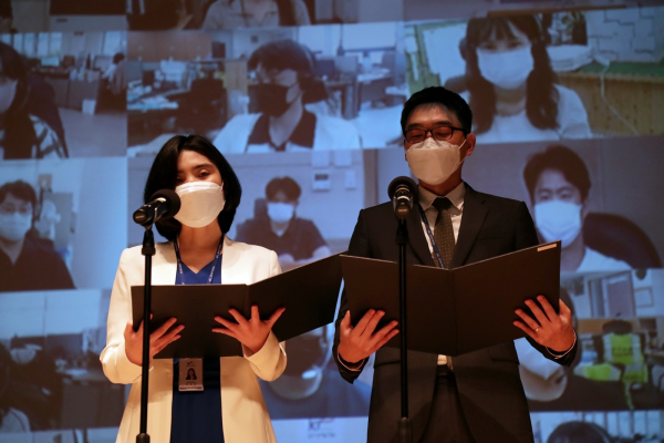 청렴 안전 혁신 비전선포 행사에 MZ세대 직원들이 온라인으로 참석한 가운데 직원대표가 혁신선언을 하고 있다