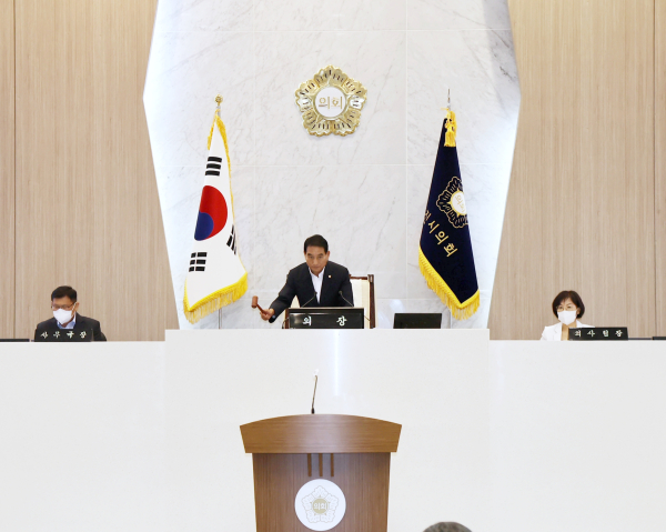 김덕주 당진시의회의장이 지난 28일 제3차 본회의를 열고 제96회 임시회를 하고 있다.