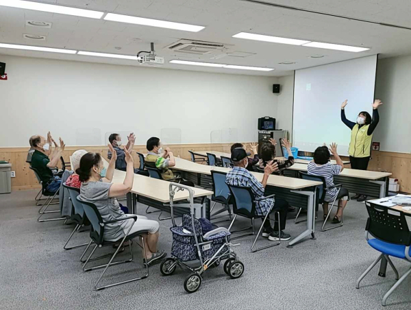 치매안심센터에서 진행한 산림치유 프로그램 장면