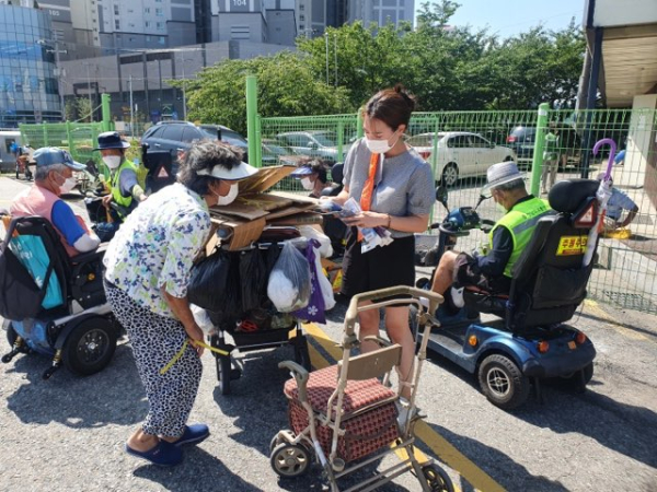 취약계층에 여름용품을 배부하고 있는 모습/천안시 제공