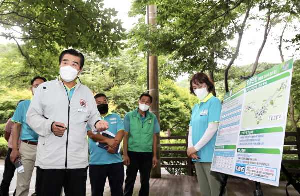 김동일 보령시장, ‘2022보령해양머드박람회’ 등 피서지 근무자들 격려에 나선 모습