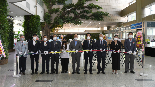 천안시와 백석문화대가 진행한 ‘독립운동가 초상화전’ 참석자들이 오프닝 행사에서 테이프 커팅식을 하고 있다.