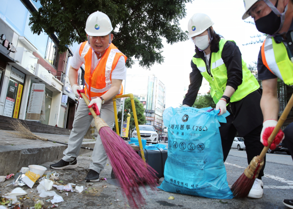 지난 7월 1일 서철모 서구청장 취임 첫날, 새벽거리 청소 장면