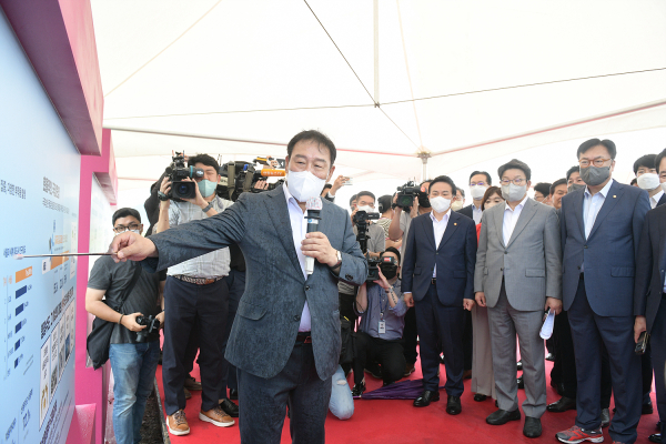 정진석 국회부의장과 국민의힘 원내대표단이 3일 세종시 국회세종의사당 건립 예정부지를 찾아, 사업 추진 경과 브리핑을 듣고 있다.