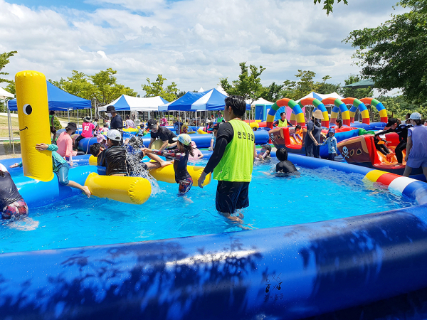 서산버드랜드 여름방학 특별프로그램참가자들이 소형주차장 일원에서 물놀이체험을 하고 있다.