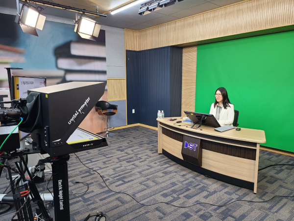 대전과기대 이운지 교수(원격교육지원센터 부센터장)가 원격수업 촬영을 진행 모습