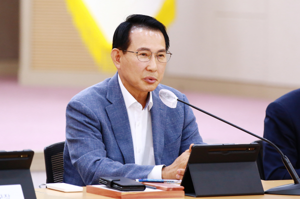 이완섭 서산시장이 8일 시청 대회의실에서 열린 확대간부회의에 참석해 발언중인 모습