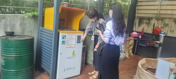 음식물쓰레기 전자태그 종량기 운영현황 점검에 나선 중구청 공무원