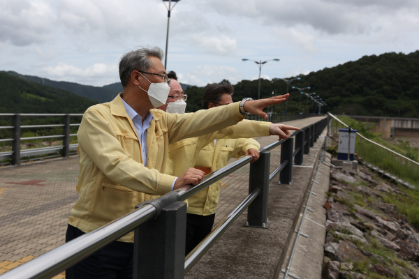 8일 순천시에 위치한 주암댐지사에서 전사 가뭄대책 점검회의를 주재하고, 가뭄 “경계” 단계로 관리중인 주암조절지댐 현장을 방문하여 가뭄대책 현장 점검 모습