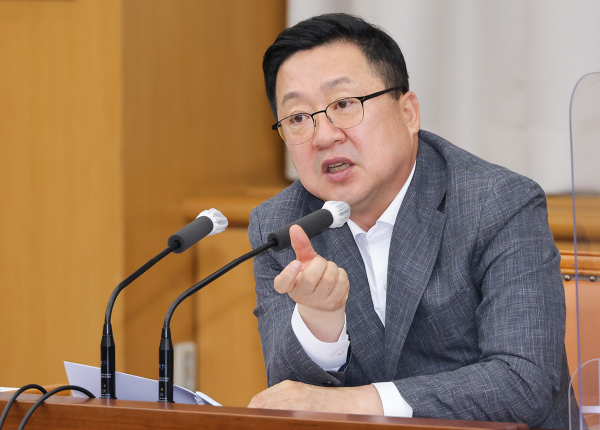 이장우 대전시장이 8일 주간업무 회의에서 간부들에게 기업금융중심은행 전 단계인 ‘대전투자청’ 설립을 지시했다.