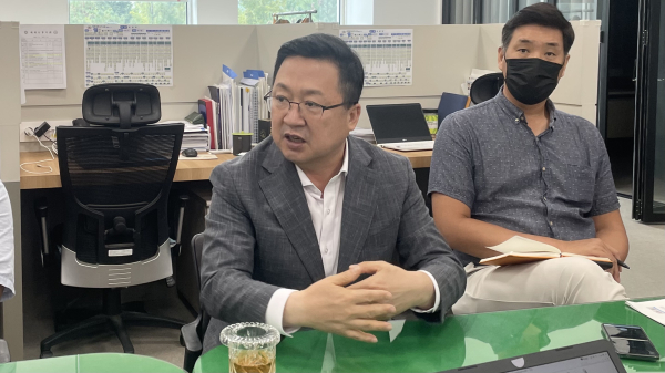 이장우 대전시장이 8일 대전시청 기자실을 찾아 우주산업 클러스터 후보지에 대전을 포함한 3축으로 갈 것 같다며 설명하고 있다.